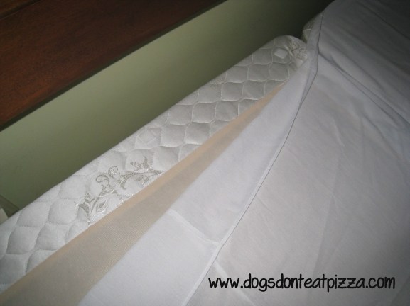 How to keep a bedskirt in place using squares of hook and loop (velcro) tape - thediybungalow.com