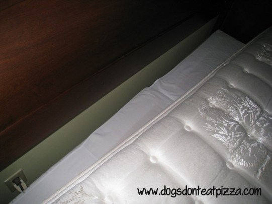 How to keep a bedskirt in place when moving a mattress - thediybungalow.com