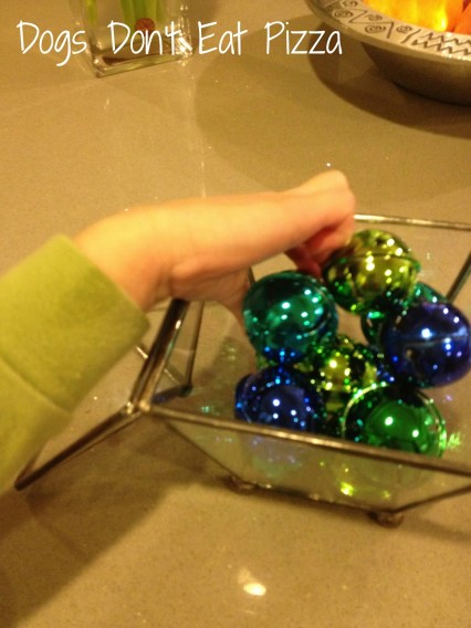 Easy and Inexpensive Holiday Decorations and Gifts - thediybungalow.com