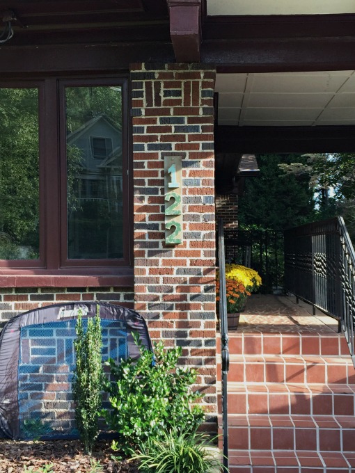 House numbers on front of house / how to make your house numbers stand out / thediybungalow.com