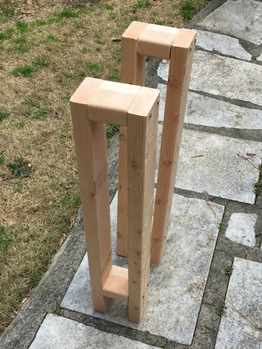 Table legs for DIY sofa table - thediybungalow.com