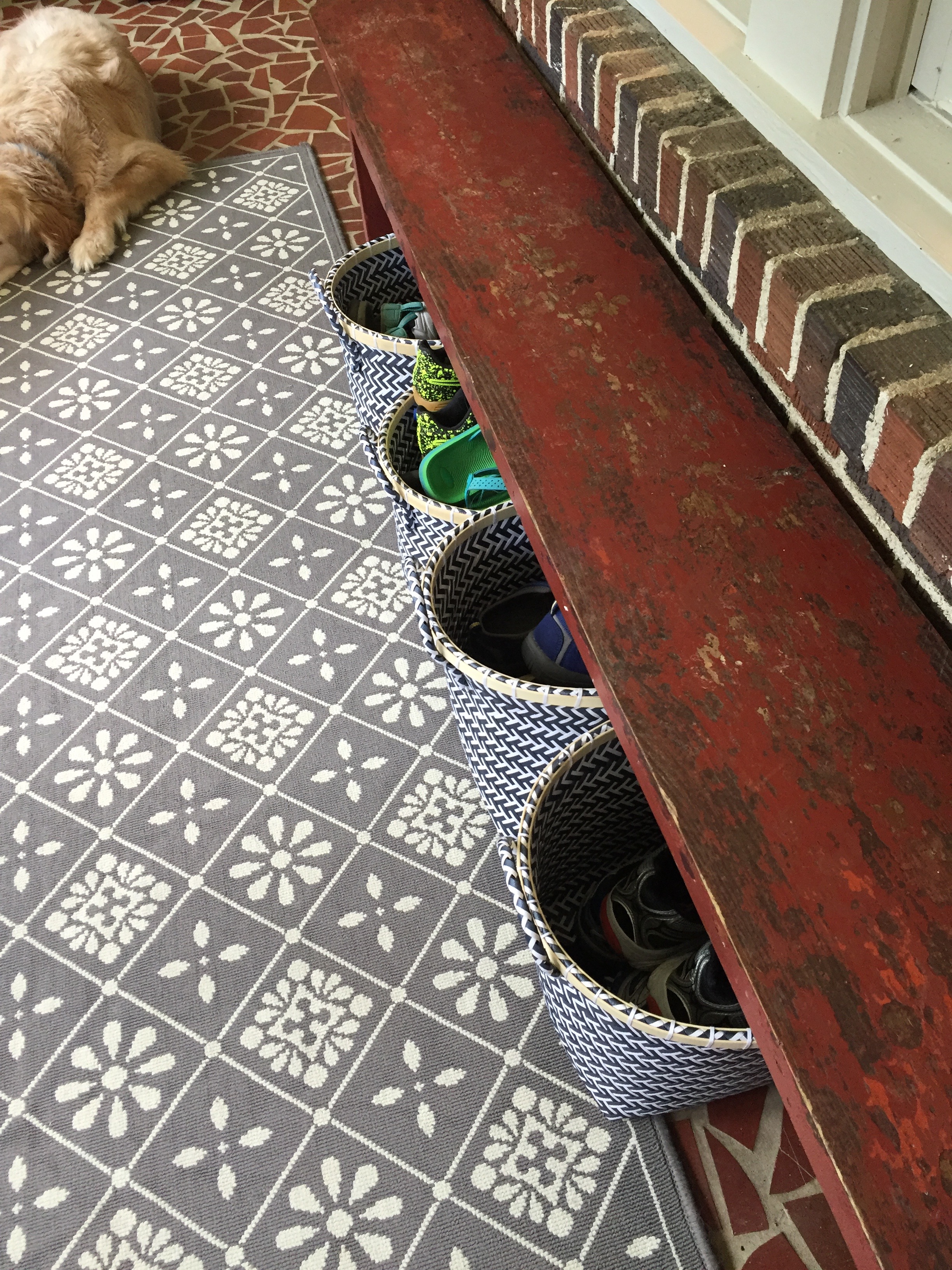 Front porch organization - benches and baskets - thediybungalow.com