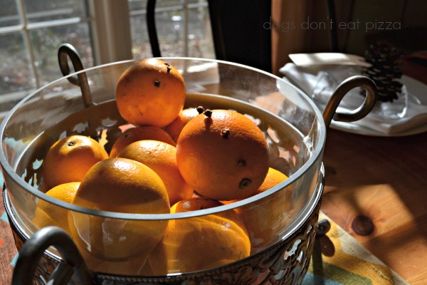 Pomanders are a fragrant, pretty way to bring natural elements to your Thanksgiving table - thediybungalow.com