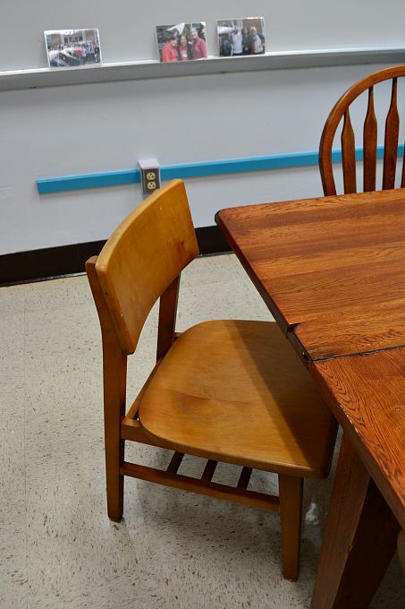 Mid-century modern chairs from an old library were perfect for the teachers' lounge renovation - thediybungalow.com