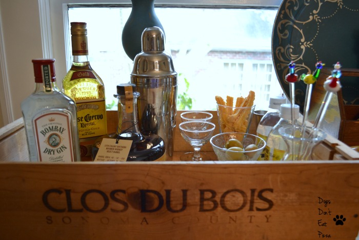 Create a bar in a wine crate - thediybungalow.com