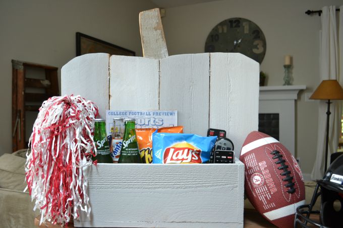 How to make a rustic pumpkin stand - thediybungalow.com