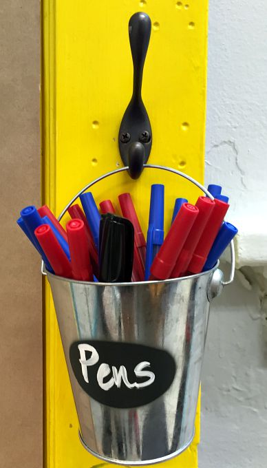 How to turn an old door into a memo board - thediybungalow.com