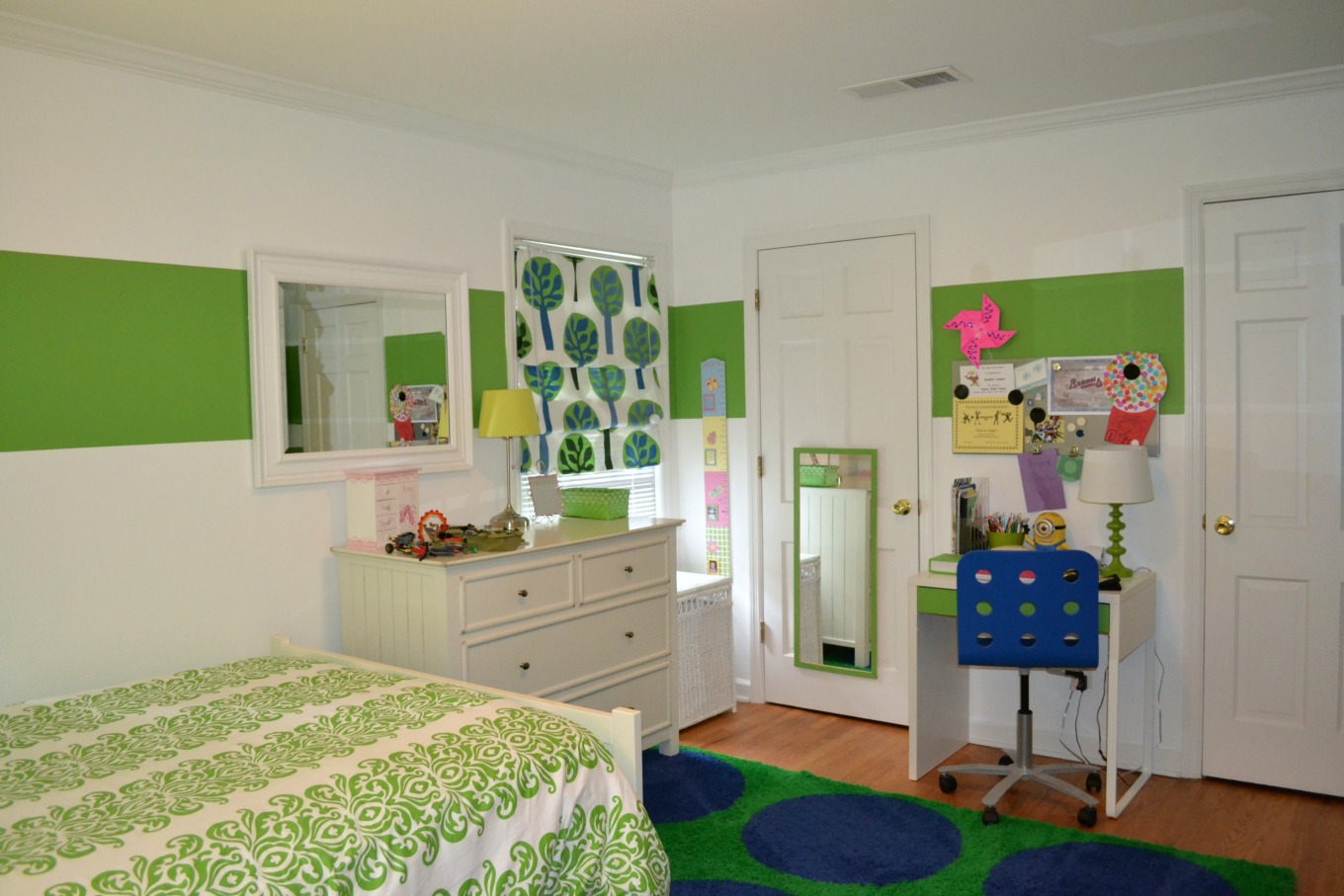 Other side of my daughter's room before bedroom redo on a budget - thediybungalow.com