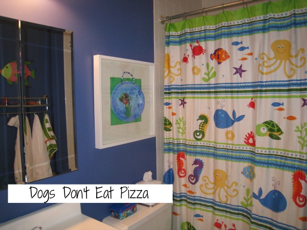 Kids' bathroom before - thediybungalow.com