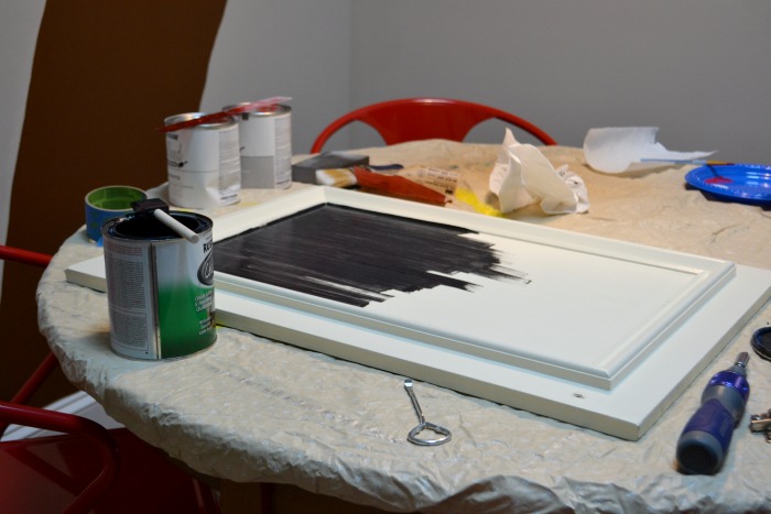 Paint cabinet door with chalkboard paint - How to turn a cabinet door into a memo board - thediybungalow.com