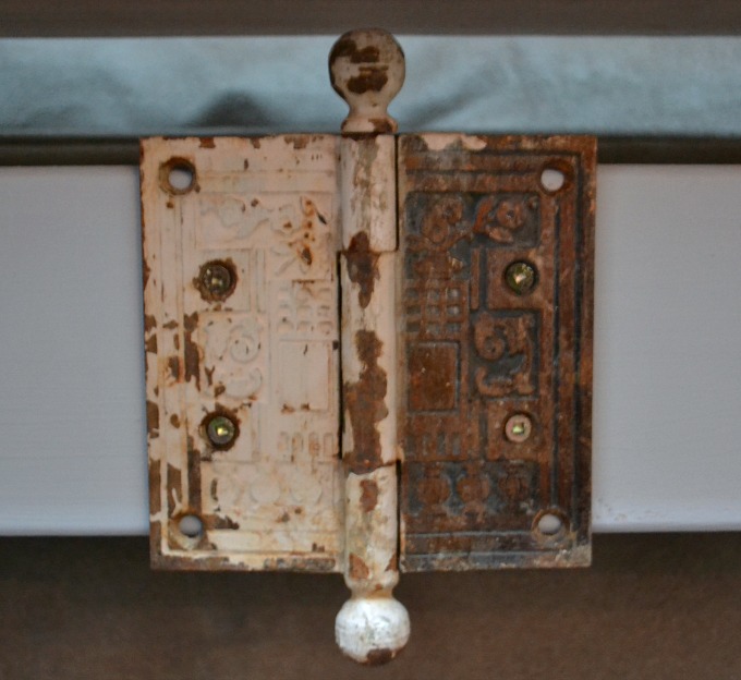 Vintage door hinge - thediybungalow.com