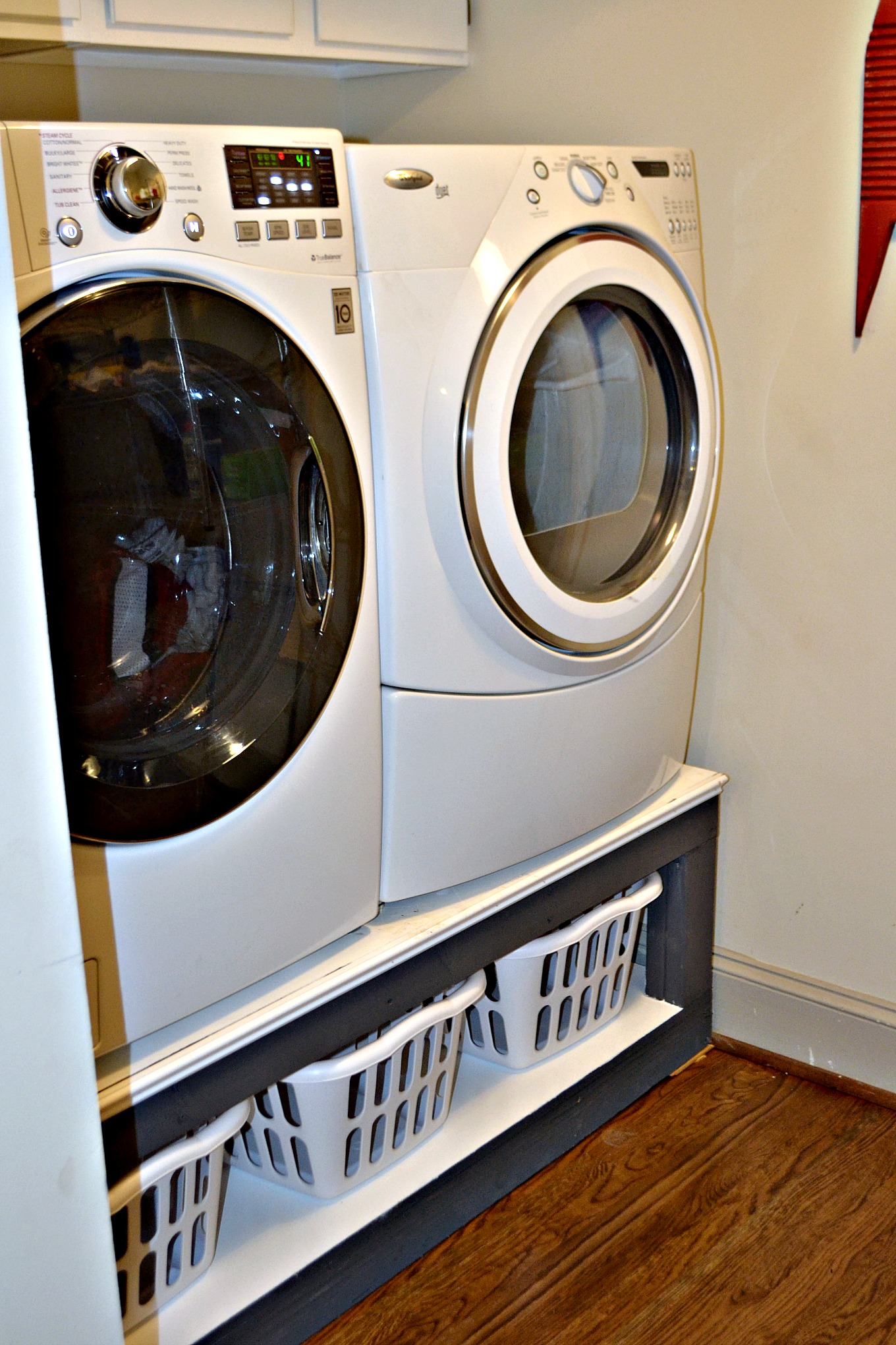 Build this DIY laundry room pedestal for the storage every laundry room needs - thediybungalow.com
