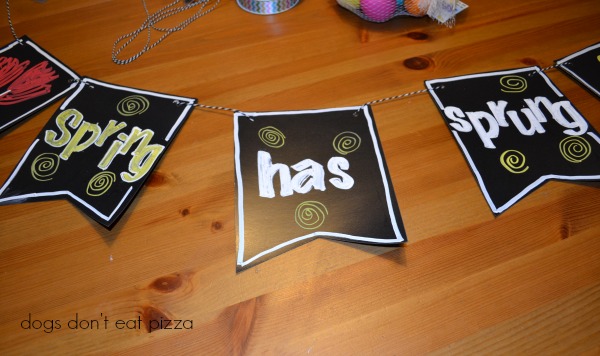 Spring Chalkboard Banner - thediybungalow.com