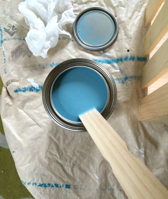 Varathane stain on Personalized Hanukkah Gift Crate - thediybungalow.com