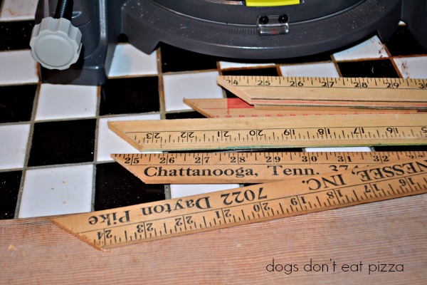 Christmas countdown chalkboard - thediybungalow.com