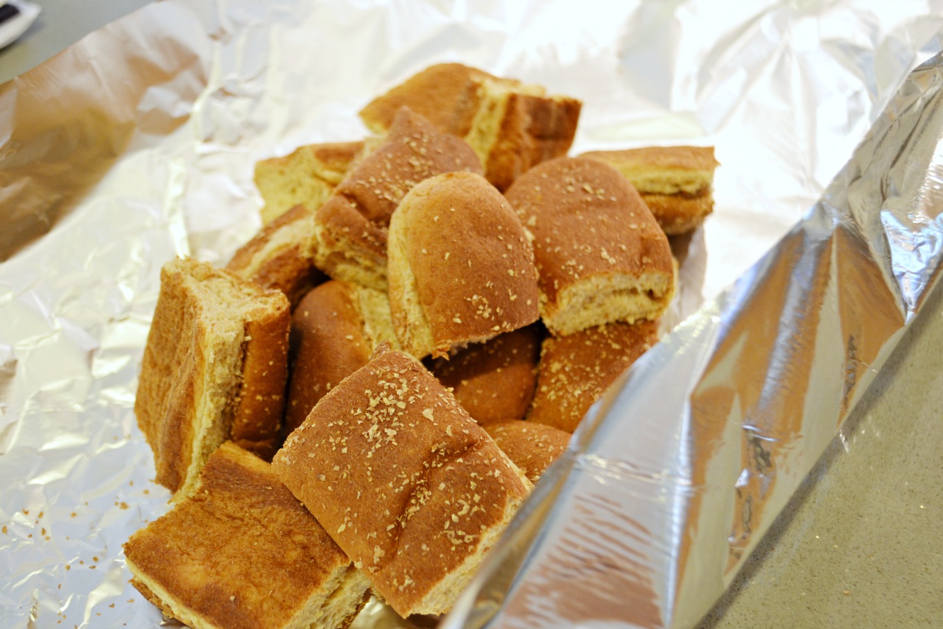 Add cut buns to foil packets to turn leftover hot dog buns into garlic knots - thediybungalow.com