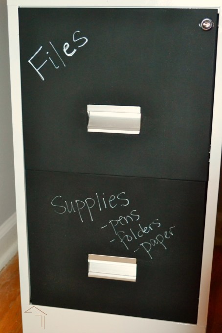 Paint a file cabinet with chalkboard paint to be clutter-free in 2017 - thediybungalow.com