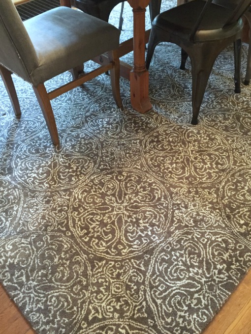Close up of pattern of new dining room rug - thediybungalow.com
