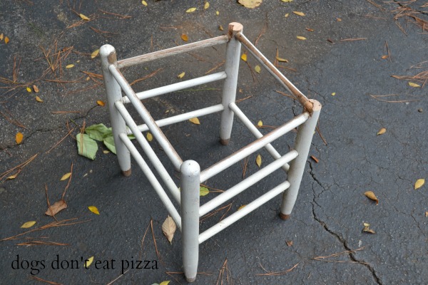 How to make a bench from an old headboard - thediybungalow.com