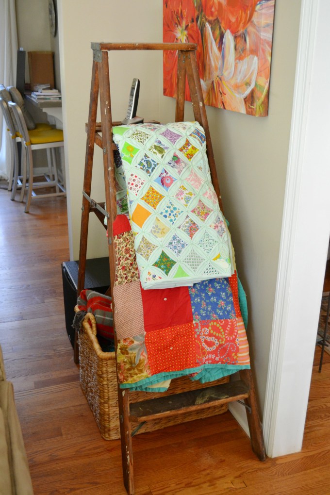 Vintage ladder to hold blankets and quilts in spring - thediybungalow.com