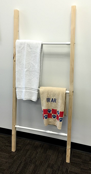 Ladder Towel Rack - Five Ways to Repurpose Stair Spindles - thediybungalow.com
