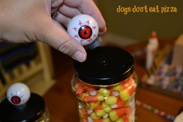 Magnetic holiday decoration for turning glass jars into candy jars - thediybungalow.com