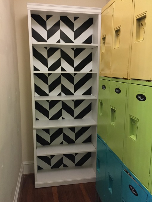 How to Dress Up a Yard Sale Bookcase - thediybungalow.com