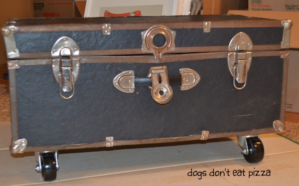 DIY coffee table from an old trunk - thediybungalow.com