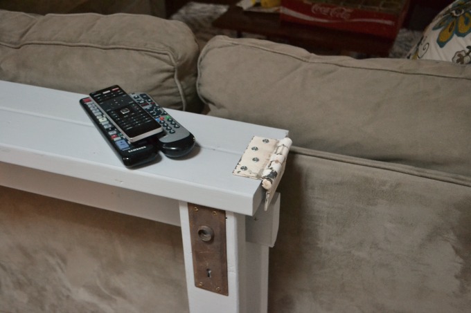 Door hinge on edge of DIY sofa table - thediybungalow.com
