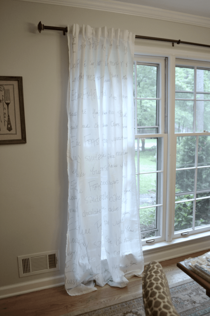DIY custom curtains with a Sharpie - thediybungalow.com