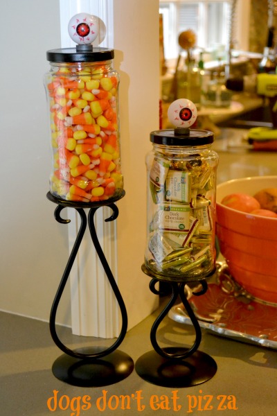 Turn pasta sauce or other glass jars into candy jars for any holiday - thediybungalow.com