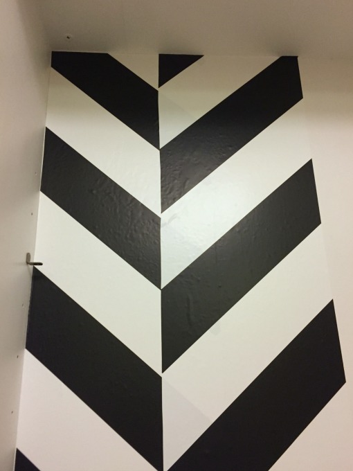 How to Dress Up a Yard Sale Bookcase - thediybungalow.com