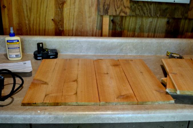 How to build a Rustic Pumpkin Stand for football season for your living room - thediybungalow.com