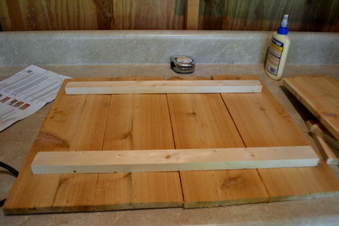 How to build a Rustic Pumpkin Stand for football season for your living room - thediybungalow.com