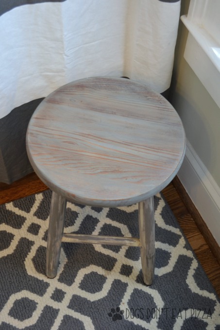 Close up of stained top of farmhouse stool - thediybungalow.com