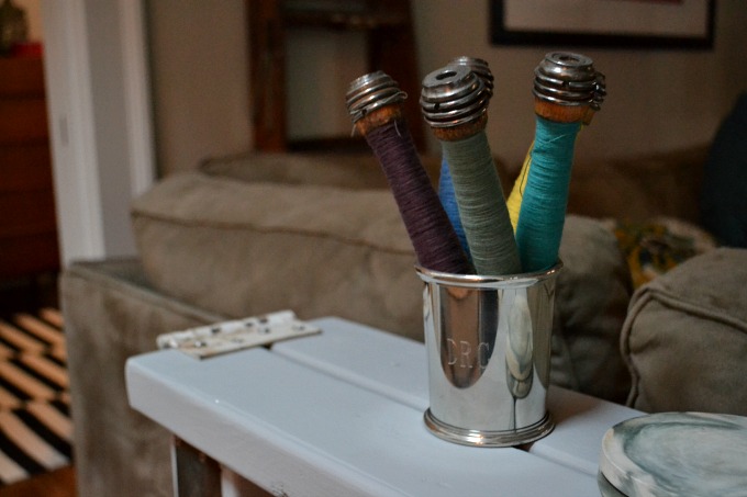 Sofa table with colorful thread - thediybungalow.com