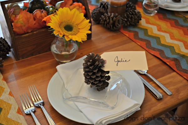 Turn pinecones into place card holders to bring natural elements to Thanksgiving table - thediybungalow.com