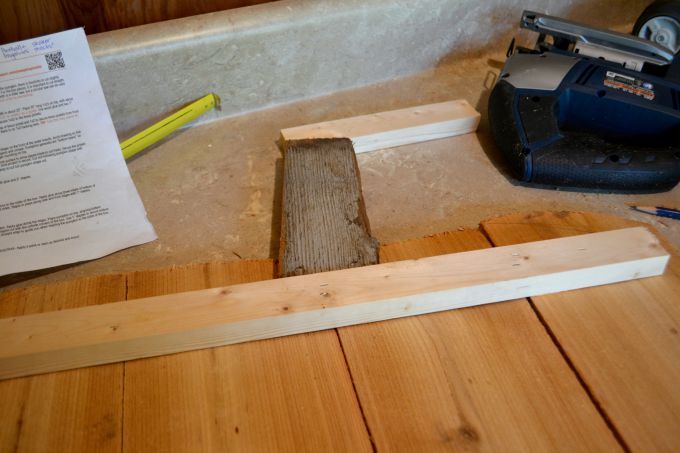 How to build a Rustic Pumpkin Stand for football season for your living room - thediybungalow.com