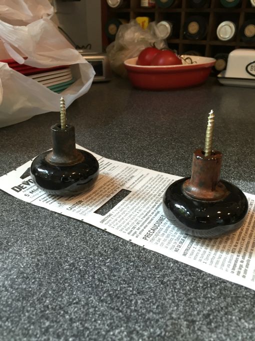 Turning old door knobs into hooks - how to turn an old door into a memo board - thediybungalow.com