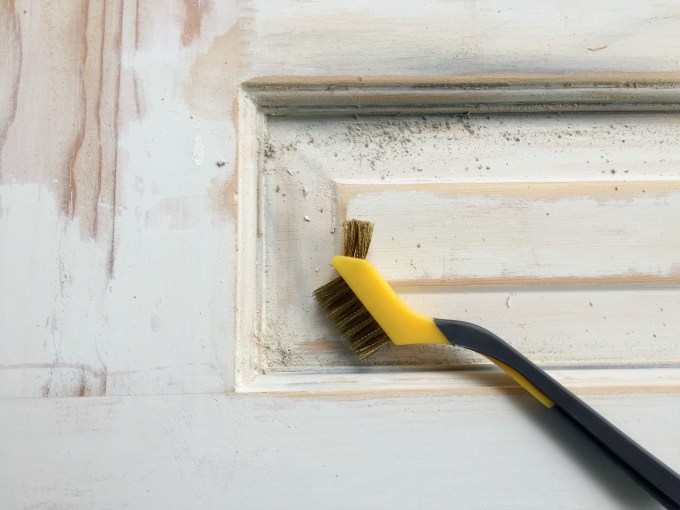 How to strip paint from wood doors - thediybungalow.com