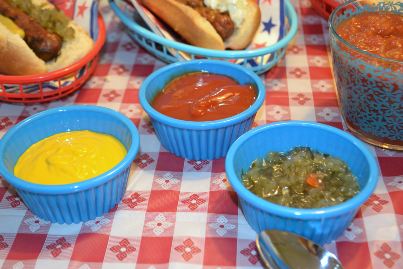 Classic condiments on the DIY hot dog bar - thediybungalow.com
