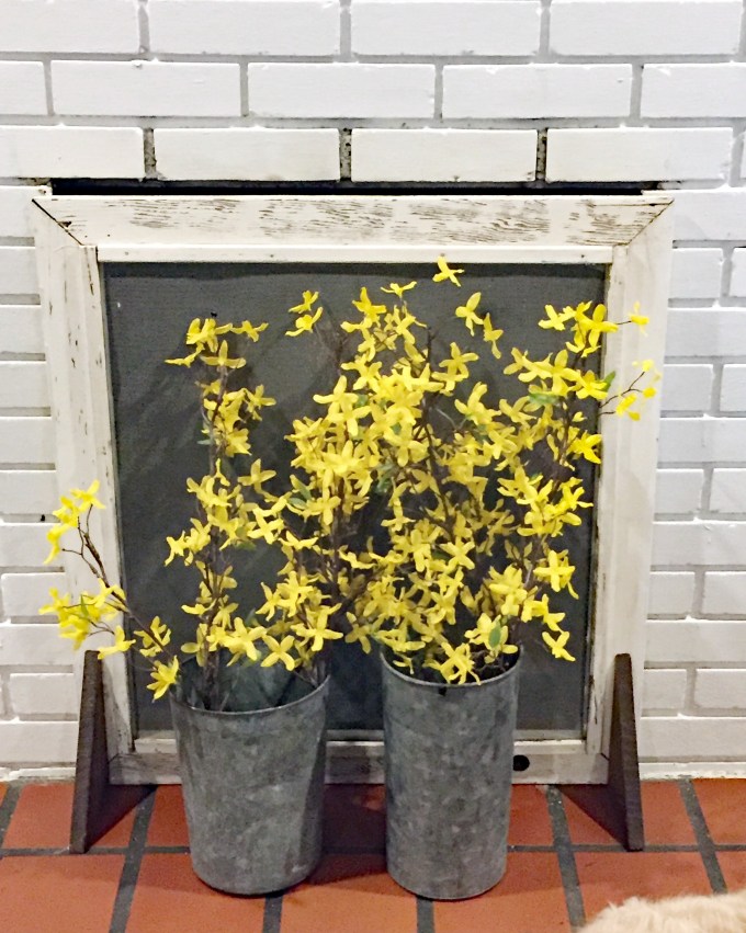 Faux flowers in front of the DIY fireplace screen - thediybungalow.com