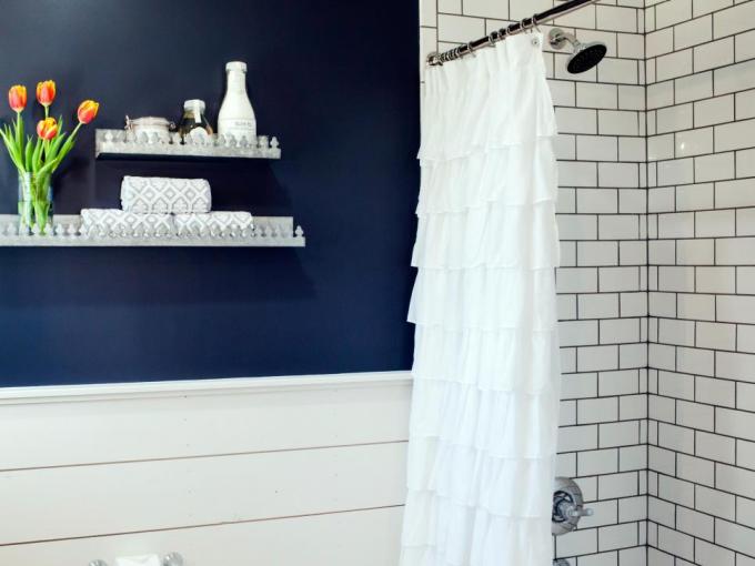 Navy blue bathroom wall - HGTV - thediybungalow.com