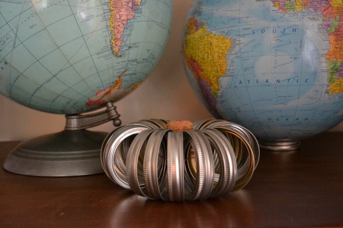 Mason jar lid pumpkin decorating for fall - thediybungalow.com
