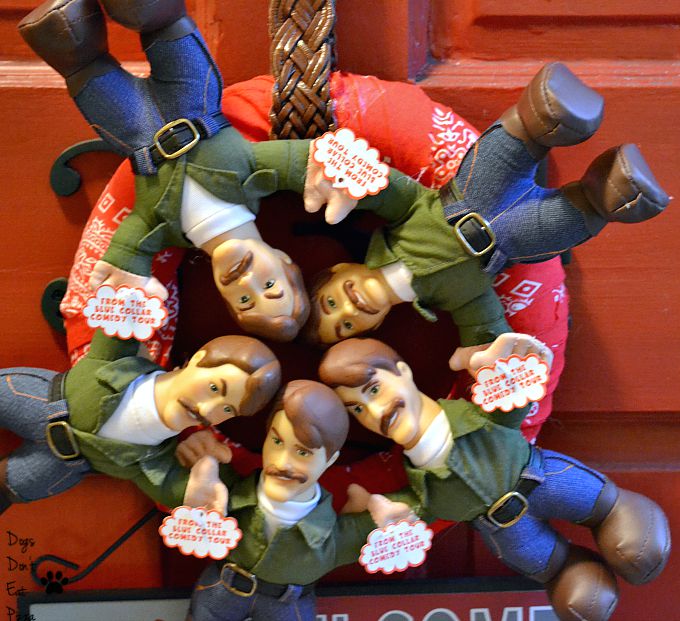 You Might Be a Redneck Wreath Close-Up - thediybungalow.com