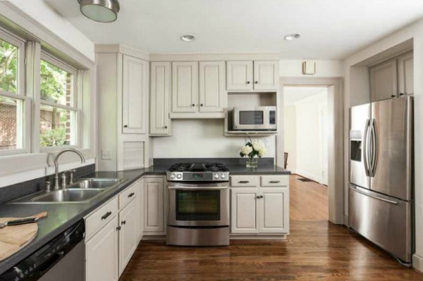 kitchen before - thediybungalow.com