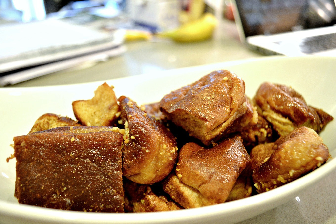Turn leftover hot dog buns into garlic knots - thediybungalow.com