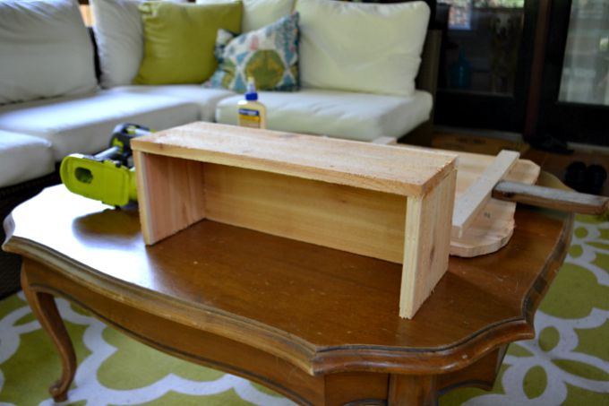 How to build a Rustic Pumpkin Stand for football season for your living room - thediybungalow.com