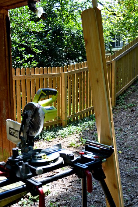 How to build a Rustic Pumpkin Stand for football season for your living room - thediybungalow.com