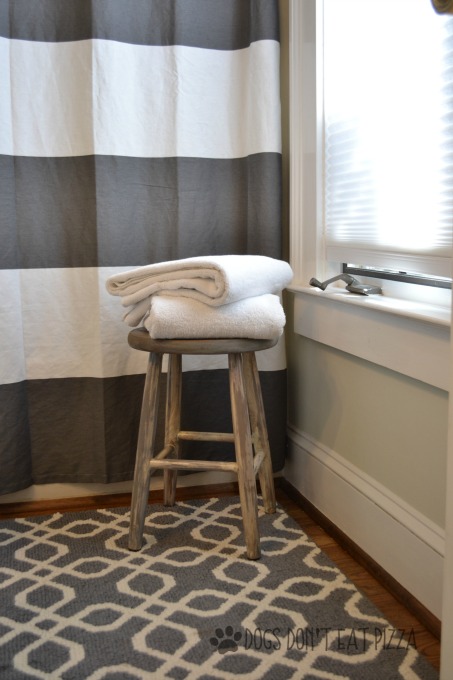Farmhouse stool for towels in bathroom - thediybungalow.com